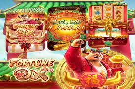 Tangan dealer kasino melakukan permainan kartu poker dengan meja hijau yang profesional